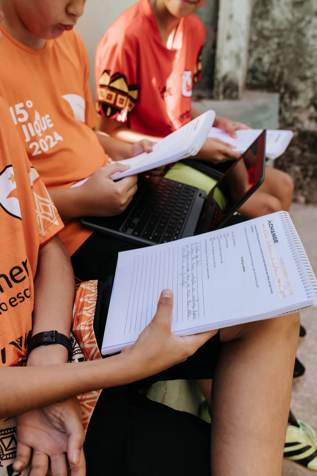Estudantes do Fundamental II trabalhando em um projeto