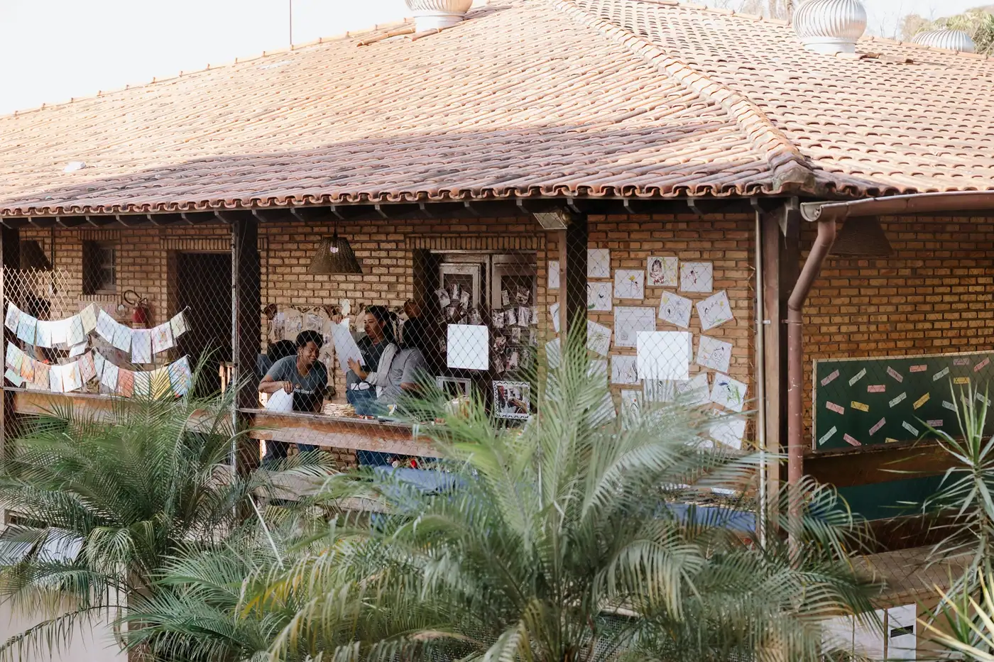 Pavilhão de tijolos com produções das crianças expostas