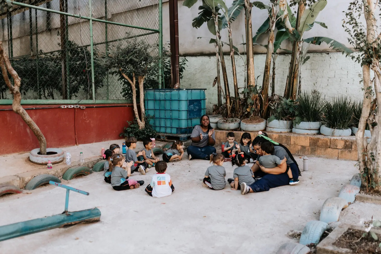 Roda de conversa da Educação Infantil no pátio, sob as árvores